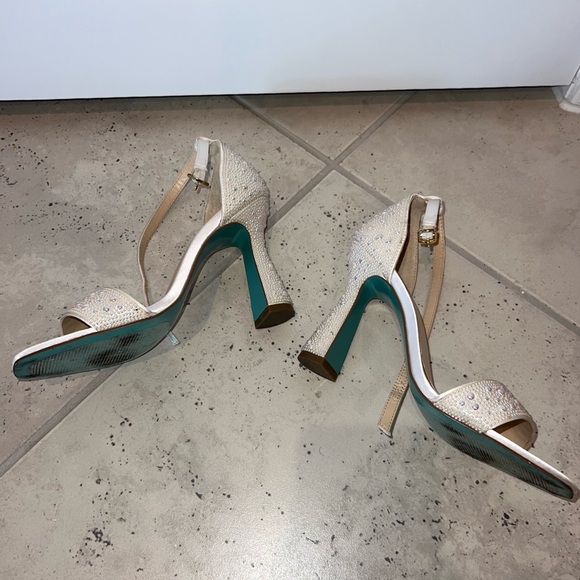 Blue by Betsey Johnson Dani Pearl Heels 6.5 - Picture 6 of 9
